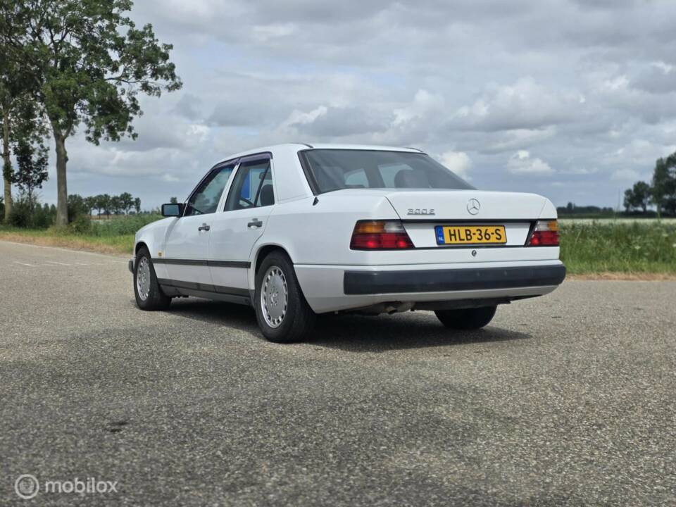 Afbeelding 9/42 van Mercedes-Benz 300 E (1986)