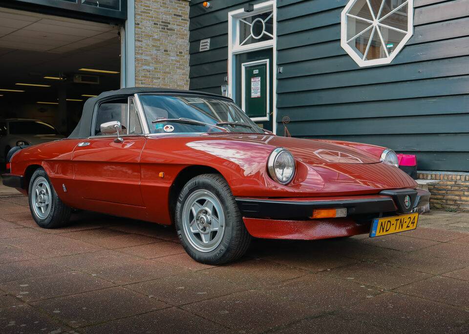 Bild 1/8 von Alfa Romeo 1.6 Spider (1983)