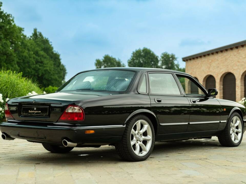 Image 7/50 de Jaguar XJR 4.0 (2000)