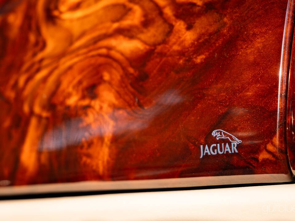 Image 36/70 of Jaguar XKR (2004)