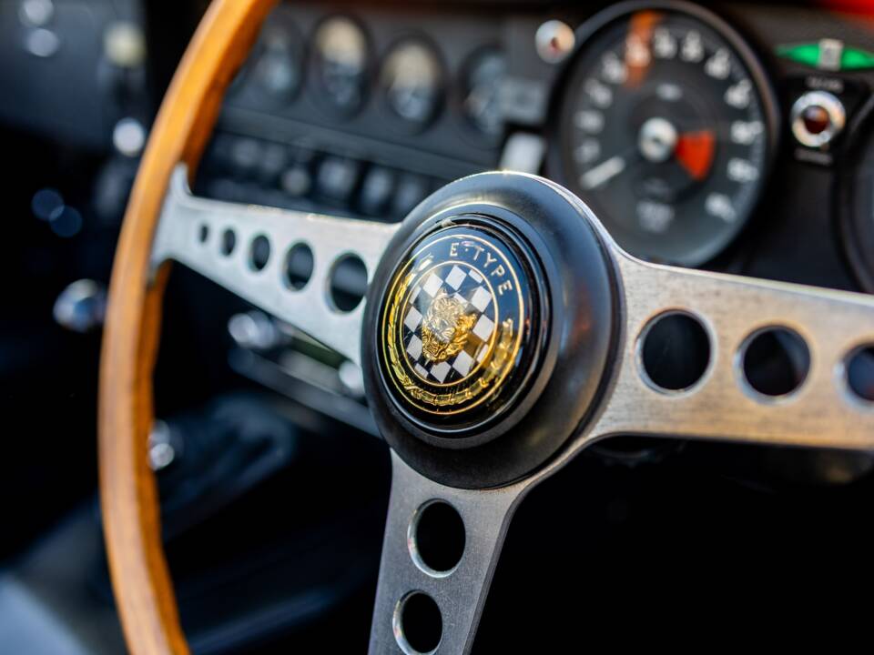 Image 31/50 de Jaguar E-Type (1969)