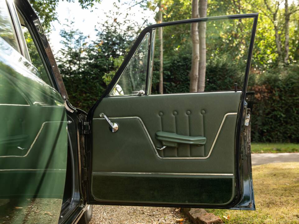 Image 43/44 of Ford Zodiac MkIII (1964)