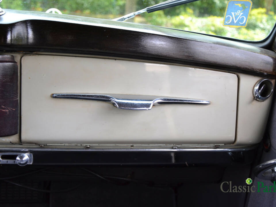 Image 36/50 of Mercedes-Benz 220 (1952)