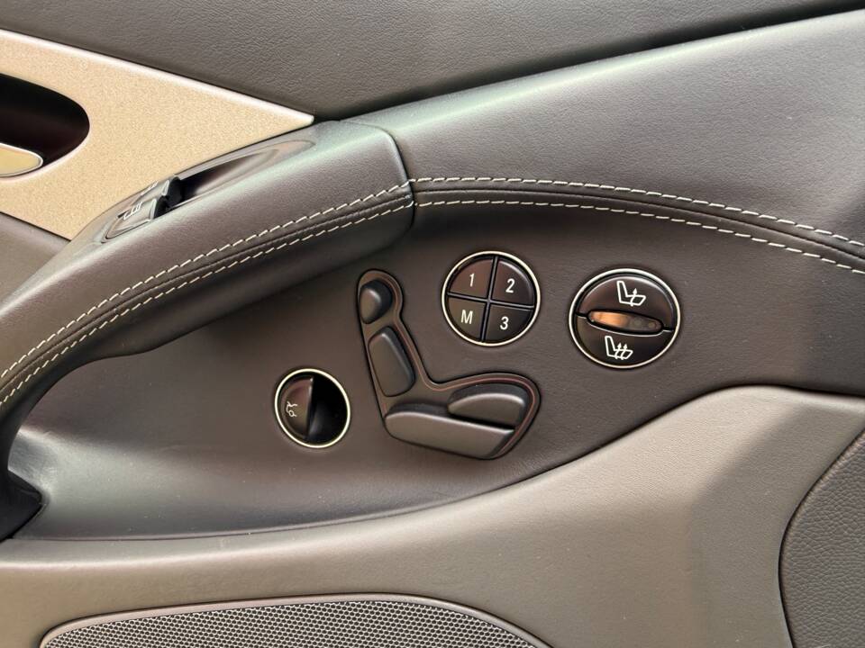 Image 20/29 of Mercedes-Benz SL 55 AMG (2004)