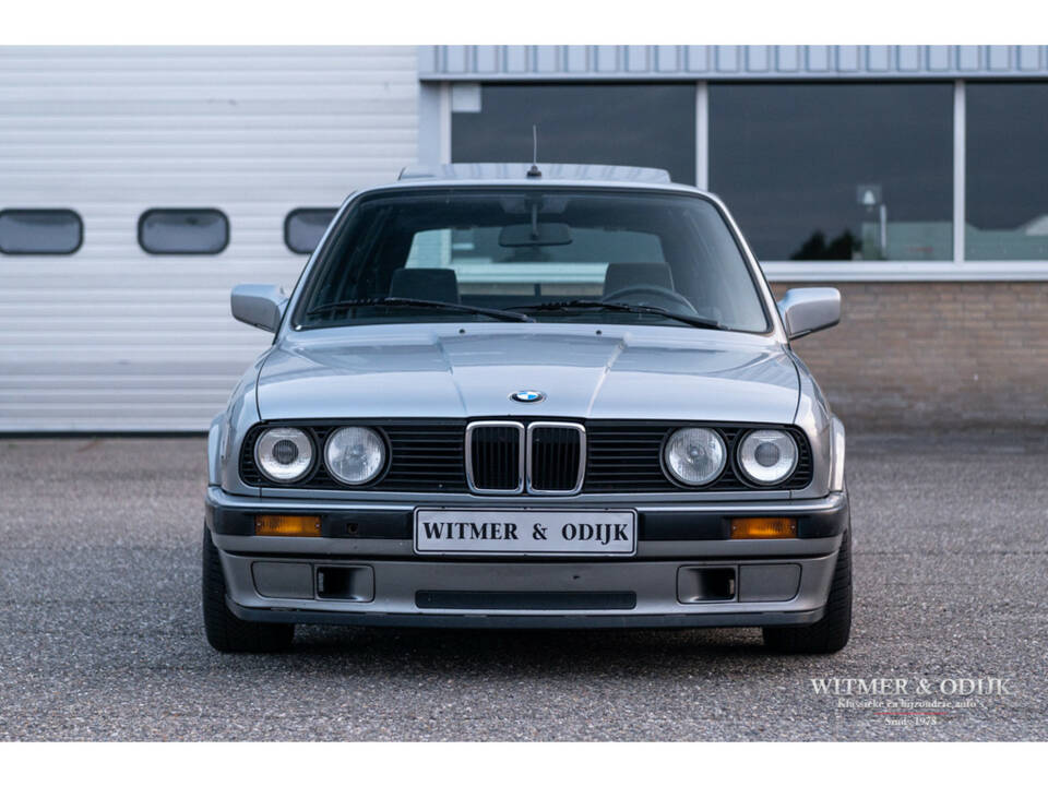 Image 21/50 de BMW 320i Touring (1989)