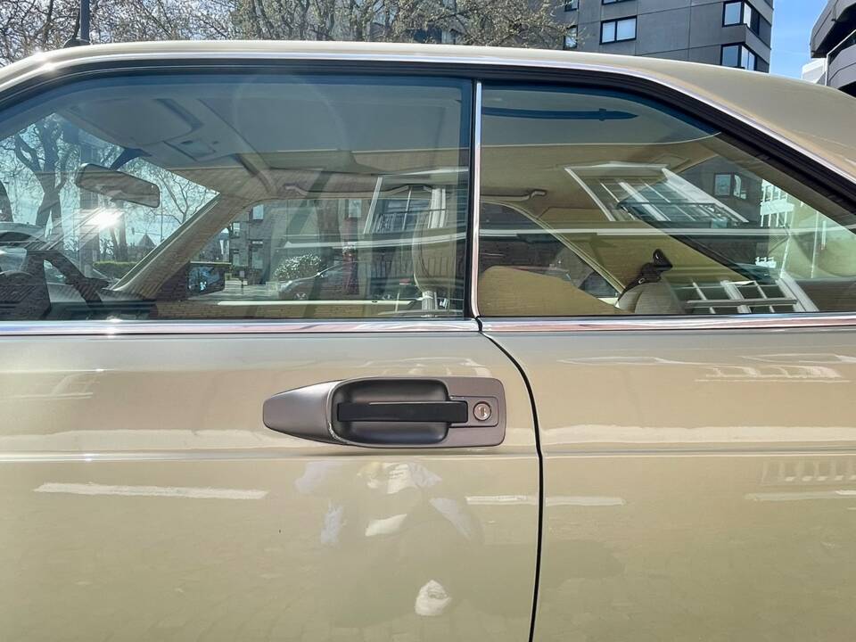 Bild 27/65 von Mercedes-Benz 380 SEC (1983)