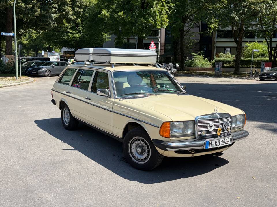 Image 2/36 of Mercedes-Benz 300 TD Turbodiesel (1982)