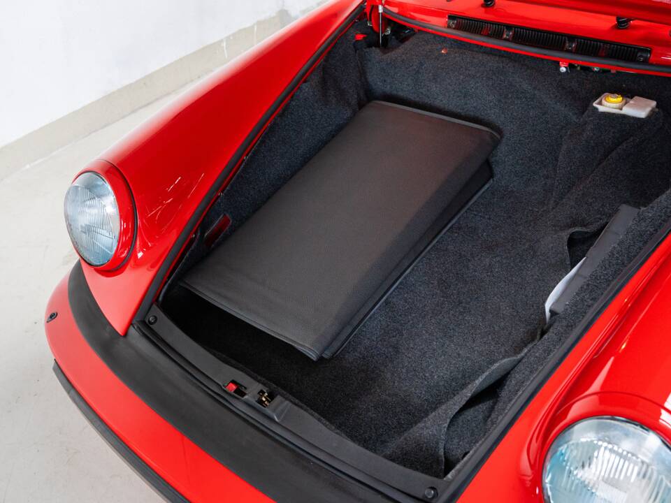 Image 21/31 of Porsche 911 Carrera 3.2 (1988)