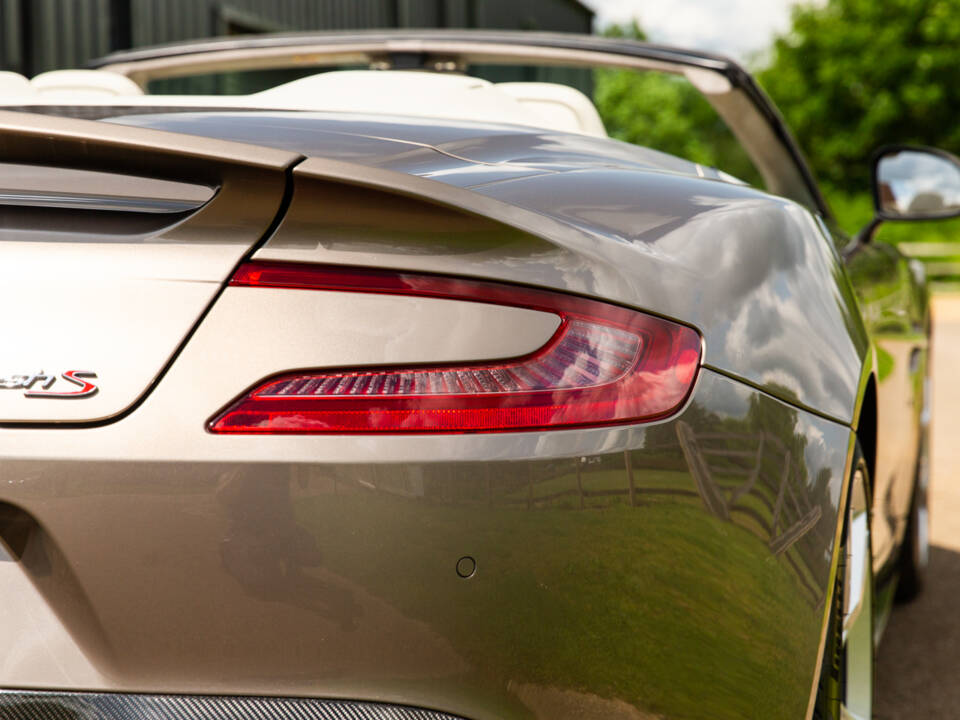 Image 44/97 of Aston Martin Vanquish S Volante (2018)