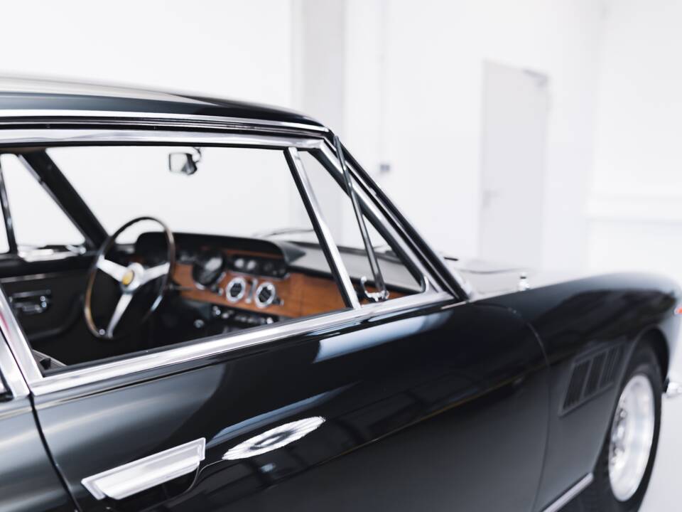 Image 51/100 of Ferrari 330 GT 2+2 (1965)