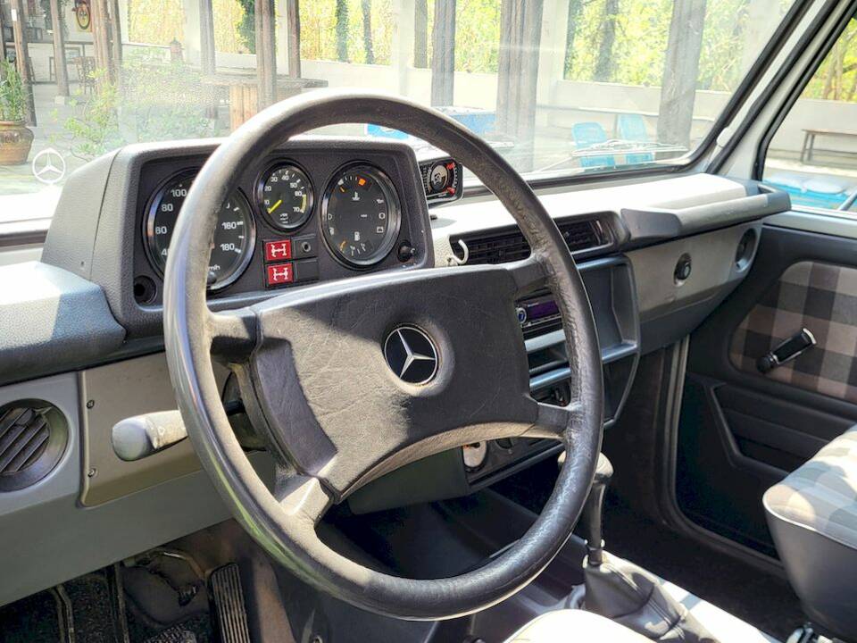 Image 24/55 of Mercedes-Benz 200 GE (SWB) (1990)