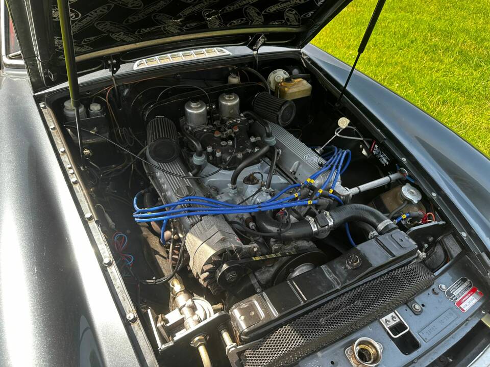 Image 32/38 of MG MGB GT V8 (1974)