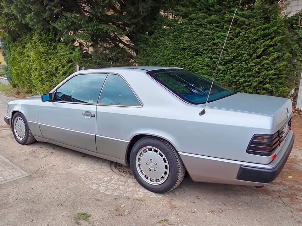 Bild 8/9 von Mercedes-Benz 230 CE (1988)