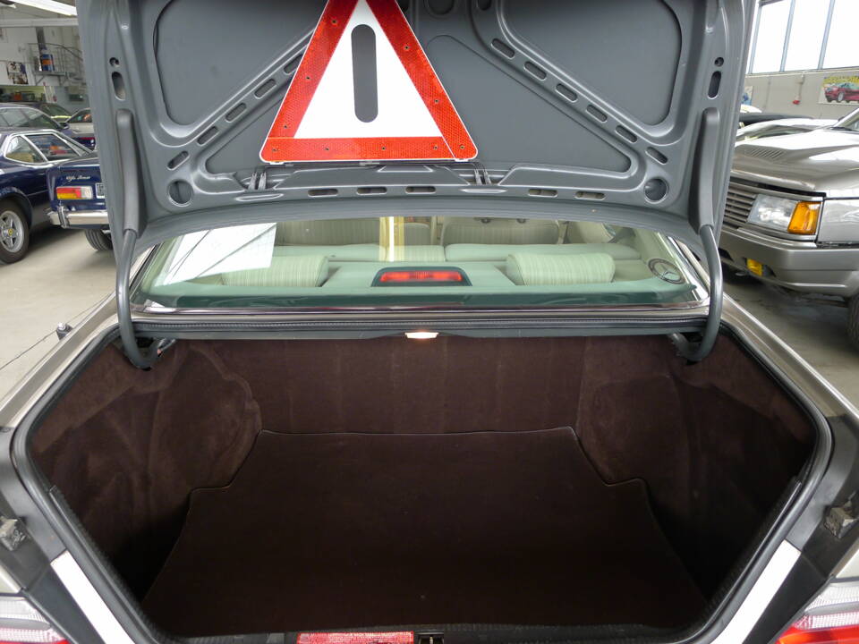 Image 7/33 of Mercedes-Benz 300 CE (1988)