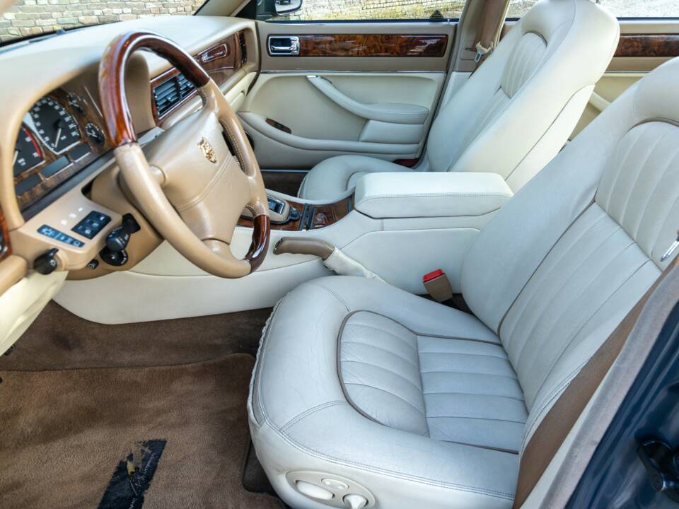Image 42/50 of Jaguar XJ 6 4.0 Sovereign (1995)