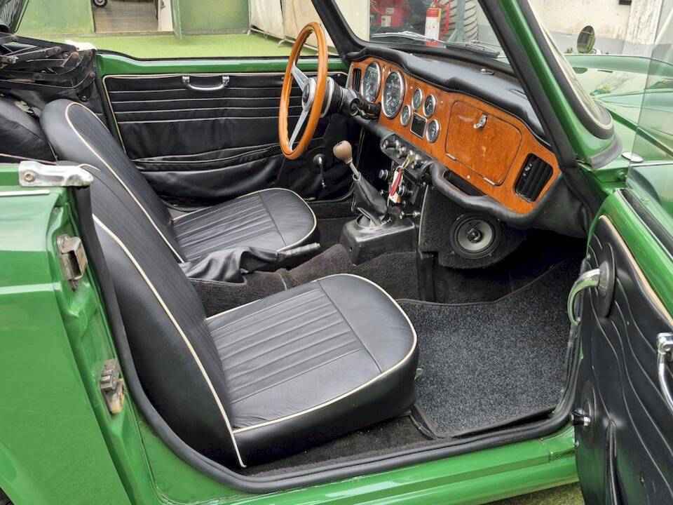 Image 30/66 of Triumph TR 4A IRS (1966)