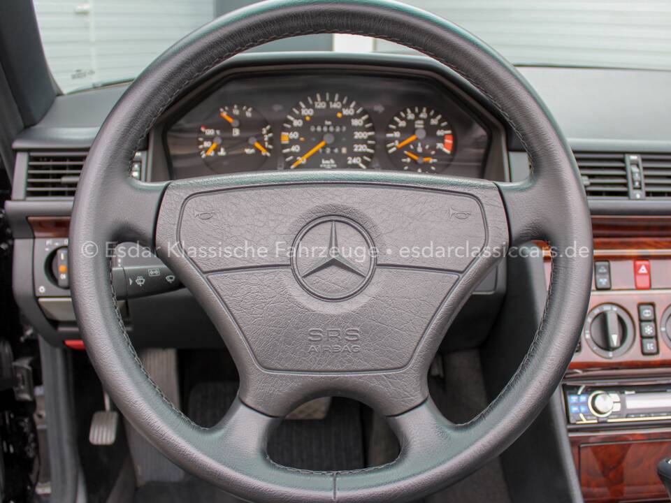 Image 19/33 of Mercedes-Benz E 200 (1994)