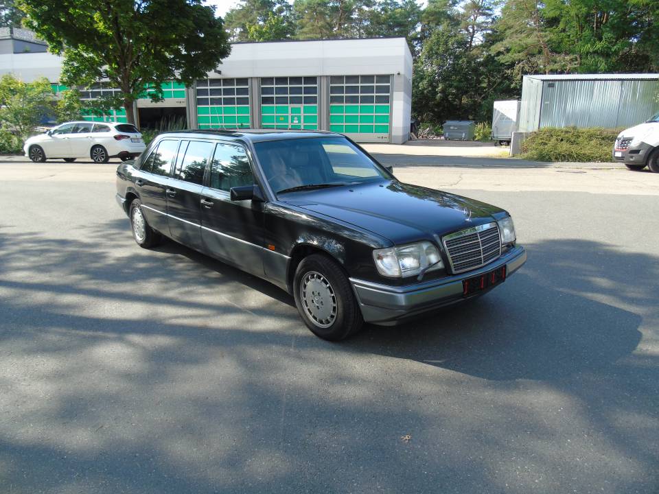 Immagine 17/31 di Mercedes-Benz 260 E Lang (1991)