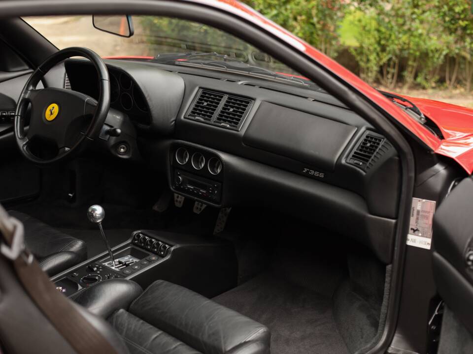 Image 15/93 of Ferrari F 355 Berlinetta (1997)