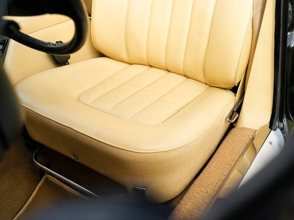 Image 19/37 of Daimler Double Six (1992)
