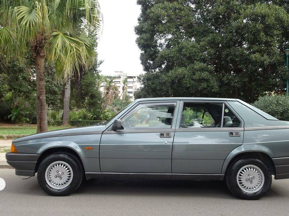 Image 2/22 de Alfa Romeo 75 1.8 Turbo (1988)