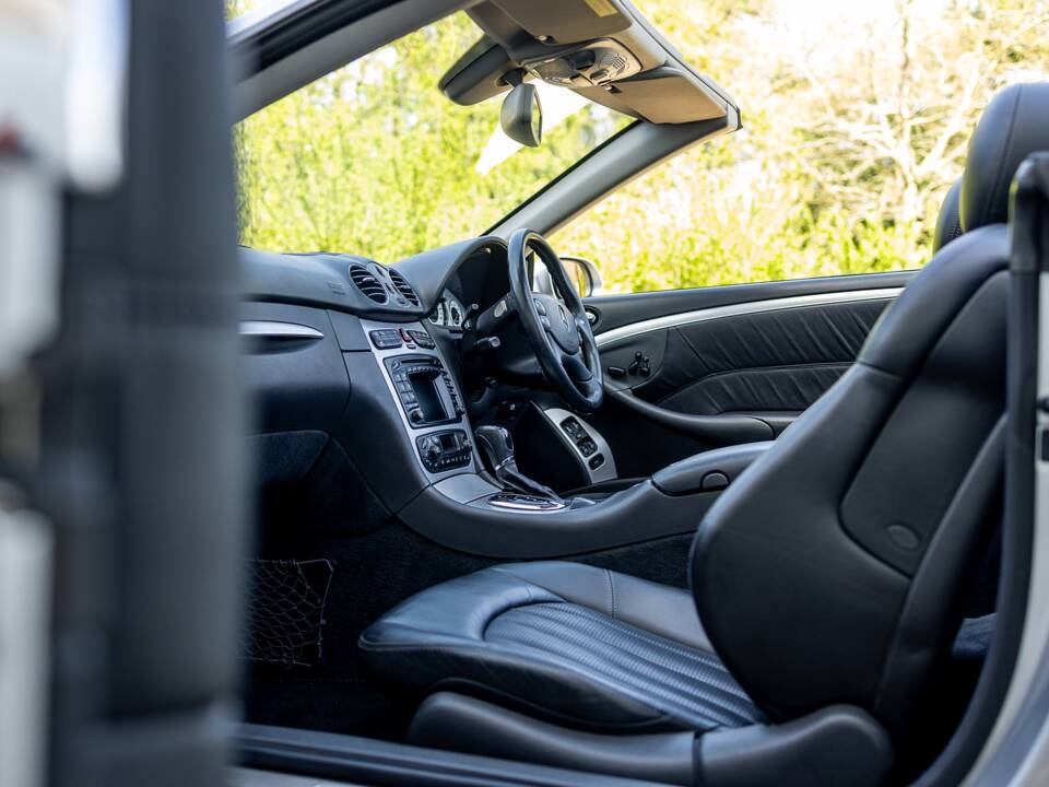 Image 24/50 of Mercedes-Benz CLK 55 AMG (2003)