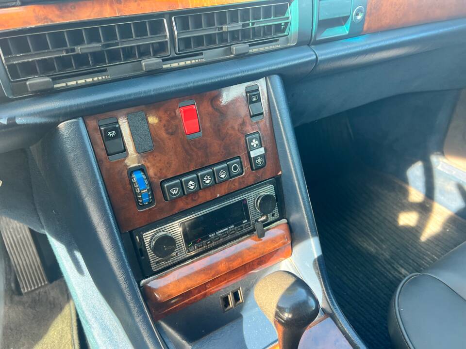 Image 25/77 of Mercedes-Benz 380 SEC (1982)