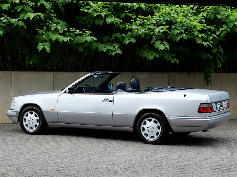 Image 8/69 of Mercedes-Benz E 320 (1994)