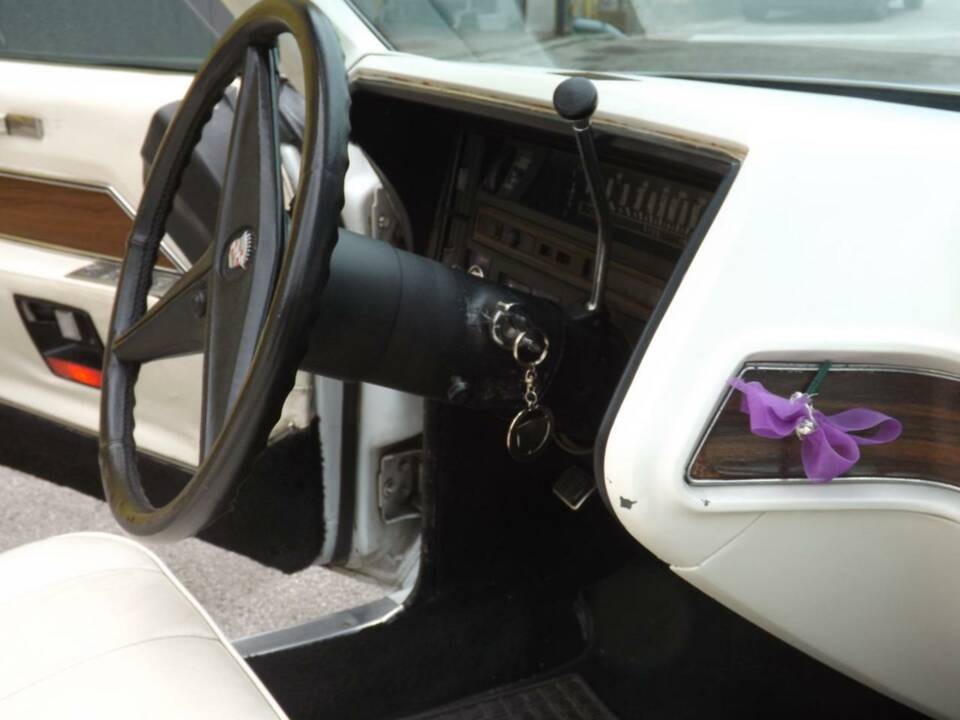 Immagine 17/50 di Cadillac DeVille Convertible (1969)