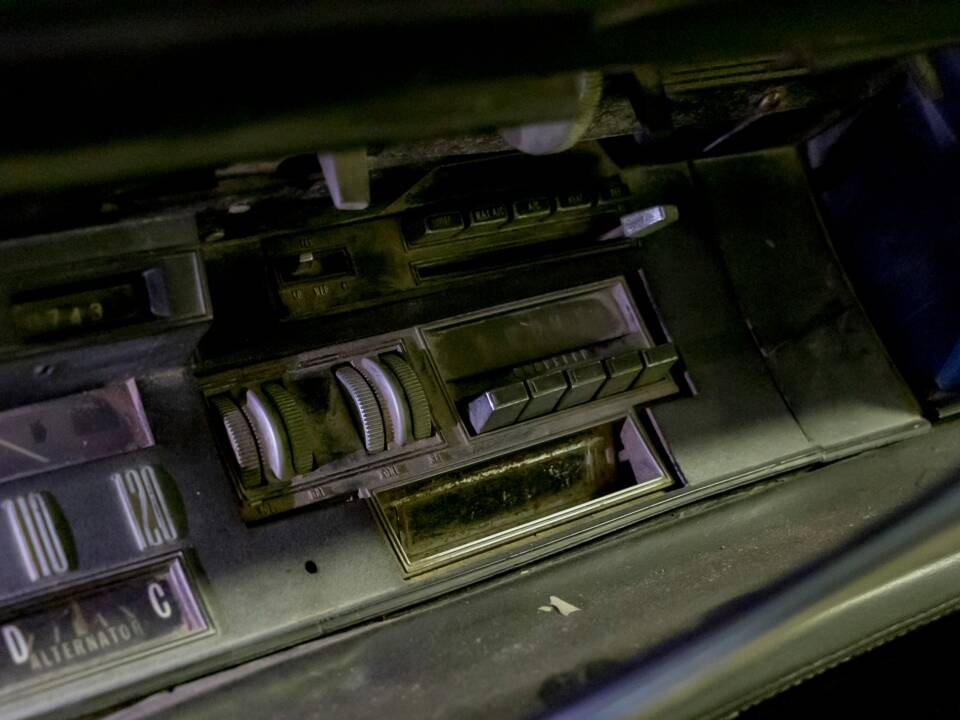 Image 30/50 of Chrysler 300 L (1970)