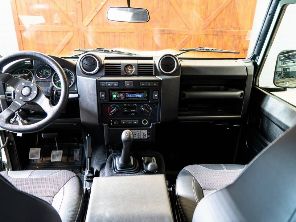 Image 10/24 of Land Rover Defender 110 (2013)