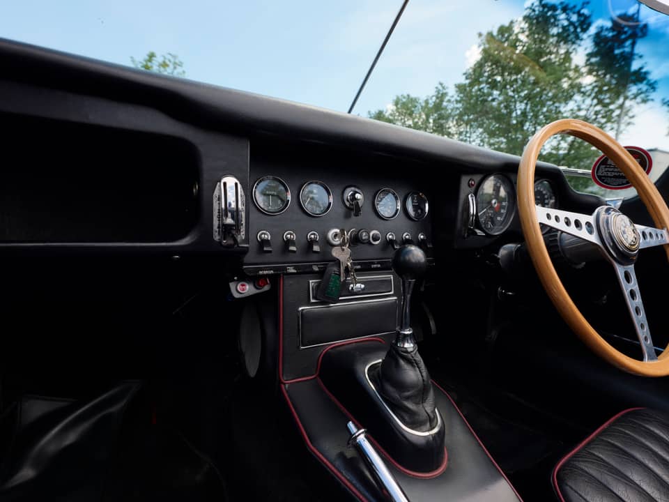 Image 25/80 of Jaguar E-Type 4.2 (1966)