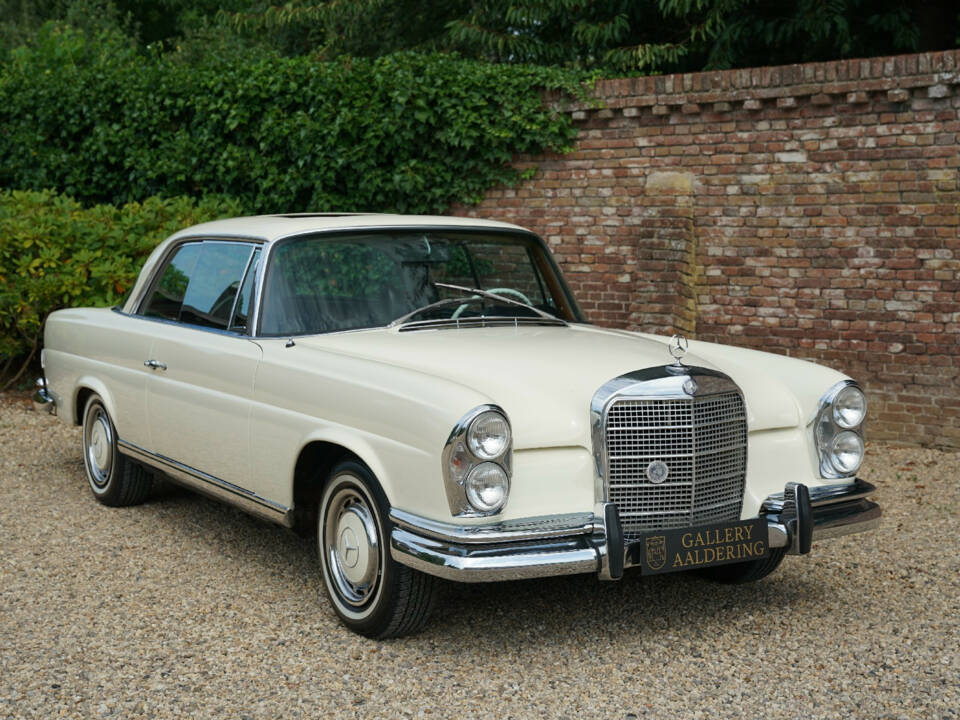 Image 34/50 of Mercedes-Benz 280 SE (1968)