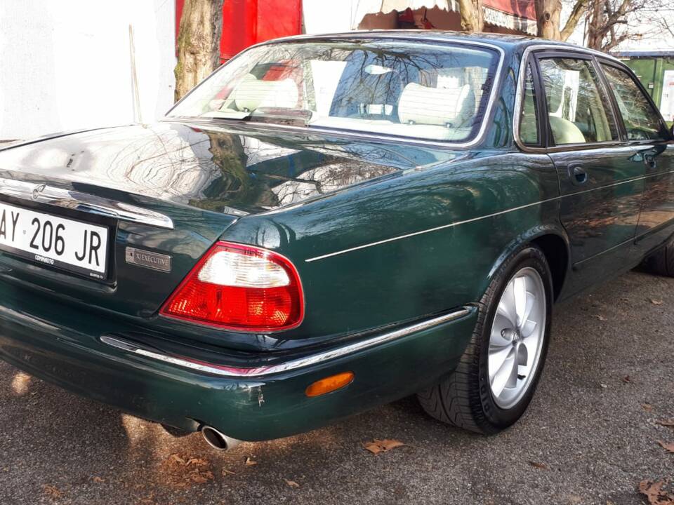 Image 9/11 of Jaguar XJ 8 4.0 Executive (1998)