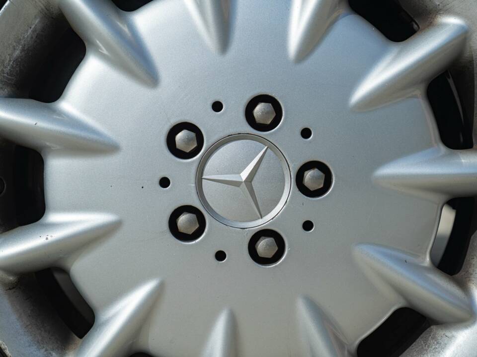 Image 18/50 of Mercedes-Benz E 430 (2000)