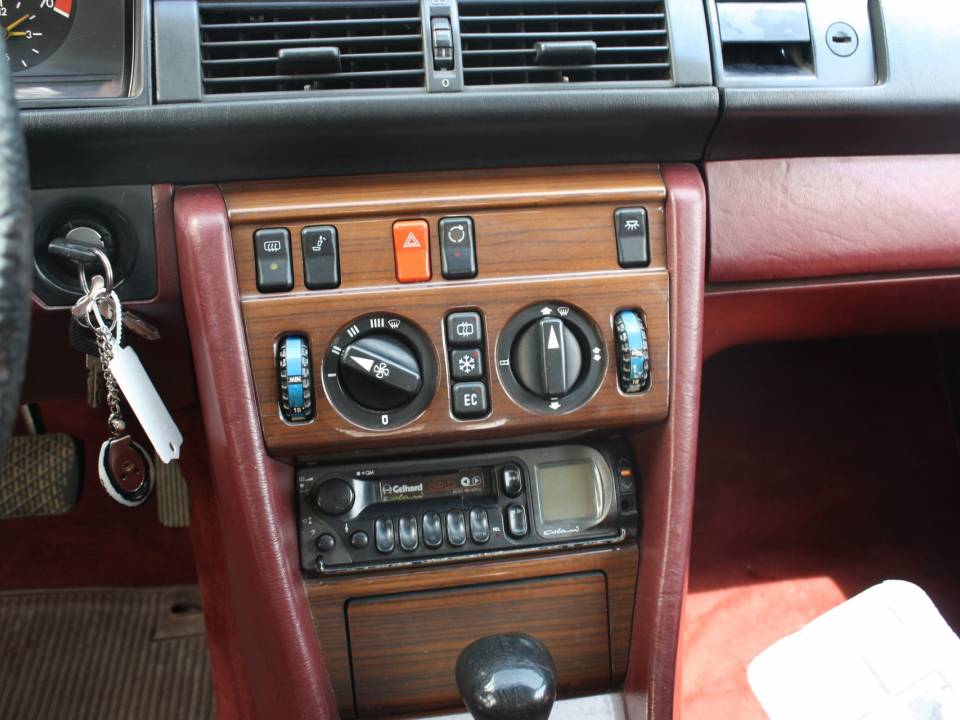 Image 10/14 of Mercedes-Benz 260 E (1986)