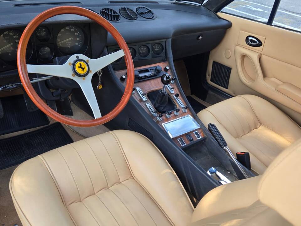 Image 36/77 of Ferrari 365 GT4 2+2 (1975)