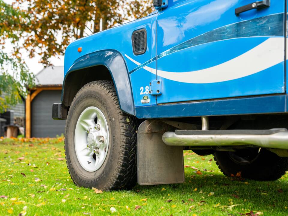 Image 43/50 of Land Rover Defender 90 "50th Anniversary" (1998)