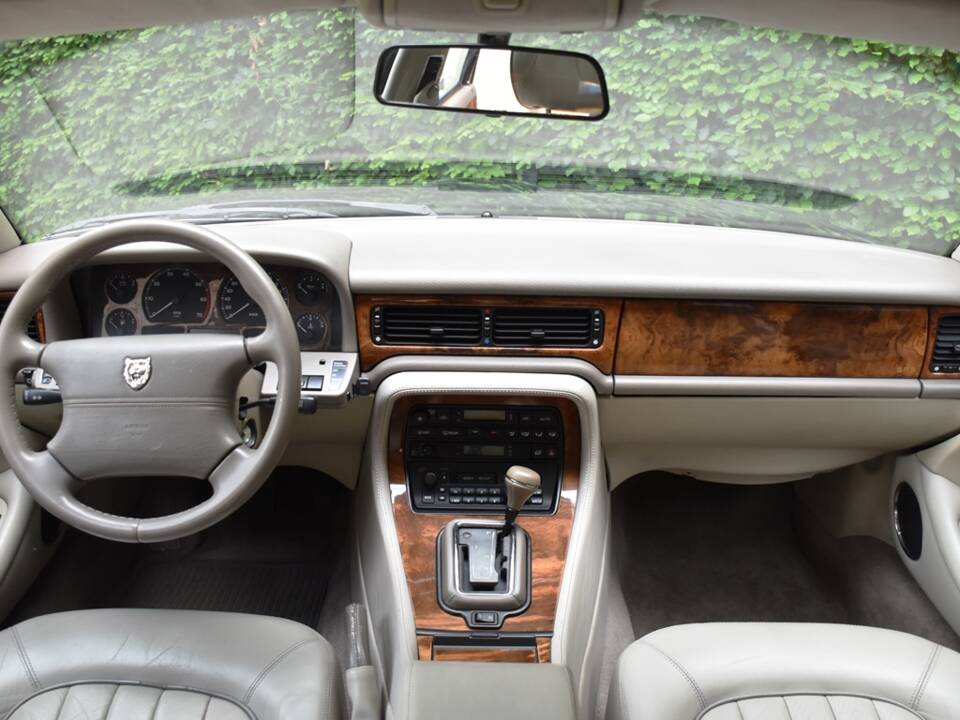 Image 19/40 of Jaguar XJ 6 4.0 Sovereign (1995)