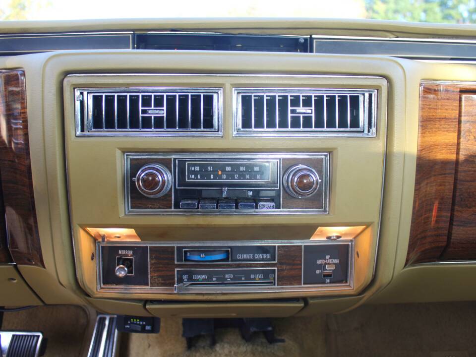 Image 49/56 of Cadillac Coupe DeVille (1977)
