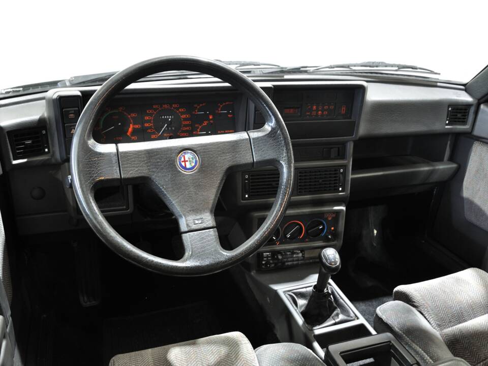 Bild 27/34 von Alfa Romeo 75 2.0 Twin Spark (1988)