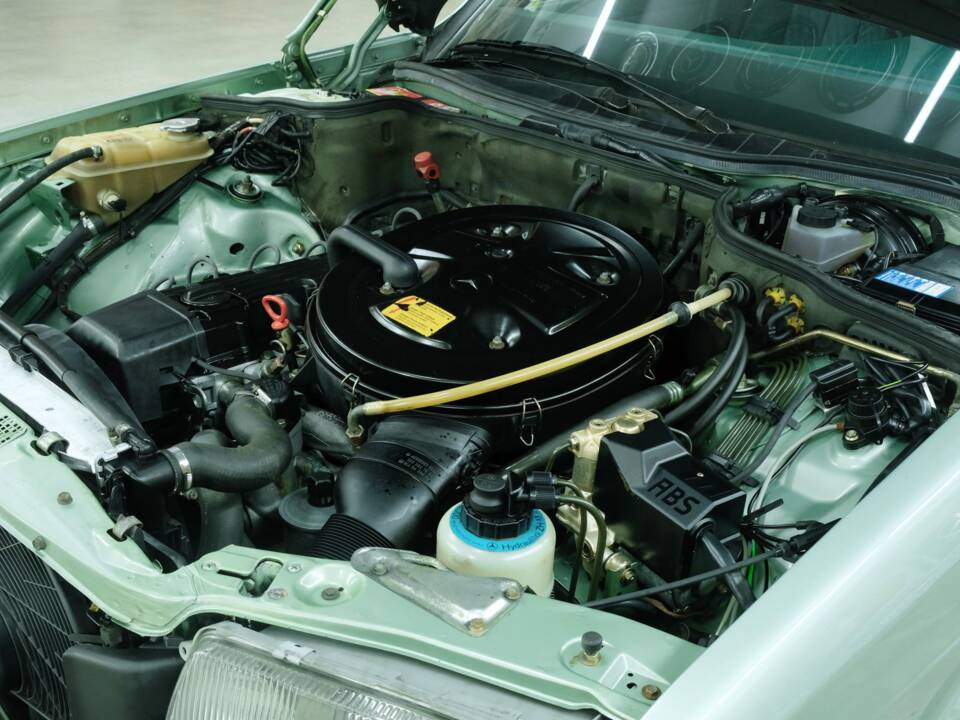 Bild 20/50 von Mercedes-Benz 300 SE (1986)