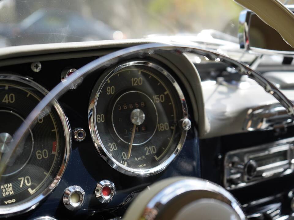 Image 17/20 of Mercedes-Benz 190 SL (1960)