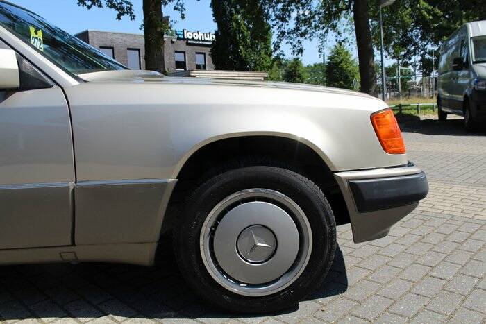 Afbeelding 6/7 van Mercedes-Benz 230 E (1992)