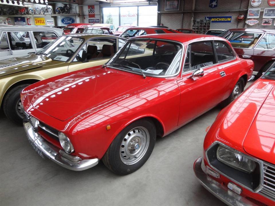 Afbeelding 16/24 van Alfa Romeo Giulia 1300 GT Junior (1971)