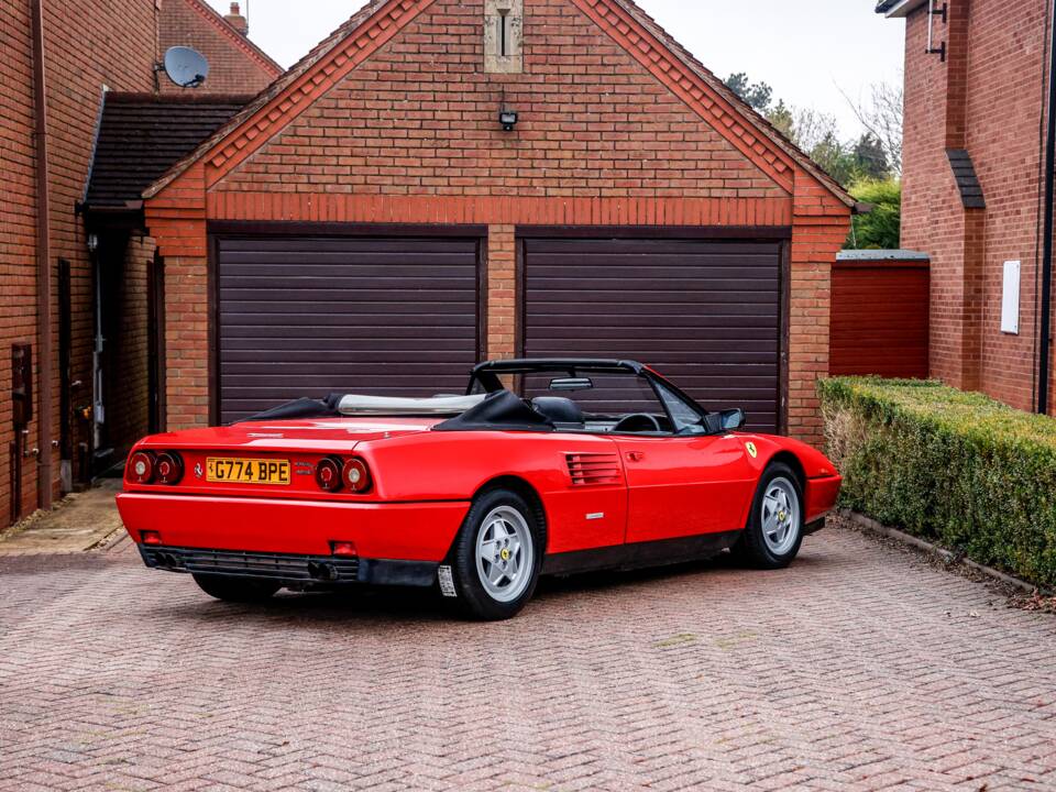 Image 17/42 of Ferrari Mondial T (1990)