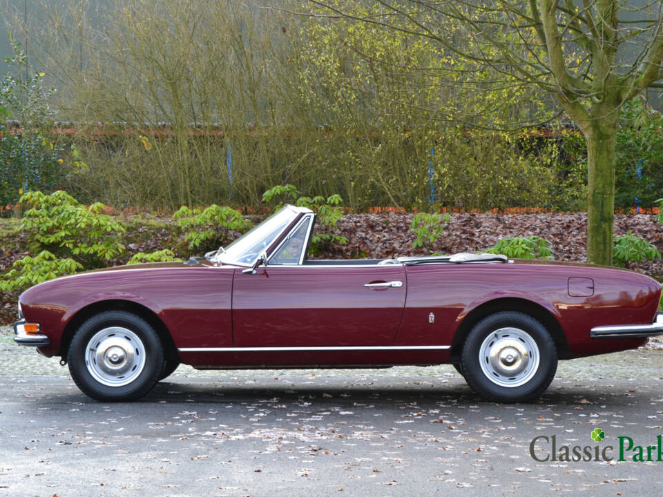 Image 2/38 of Peugeot 504 Convertible (1970)