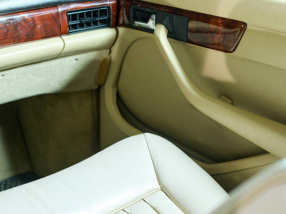Bild 27/43 von Mercedes-Benz 380 SE (1984)