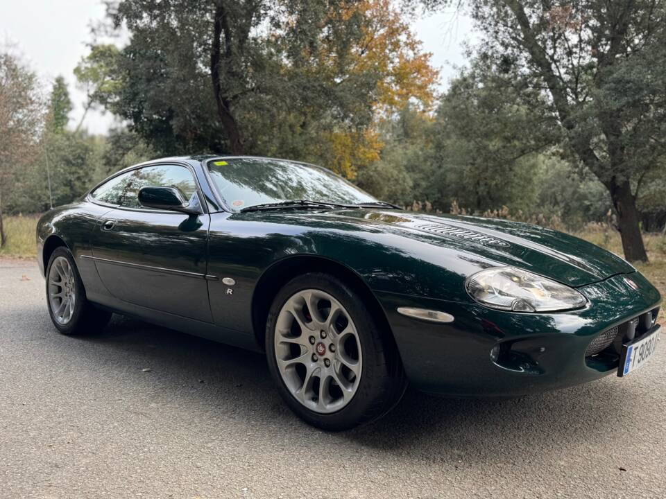 Image 4/40 de Jaguar XKR (1998)