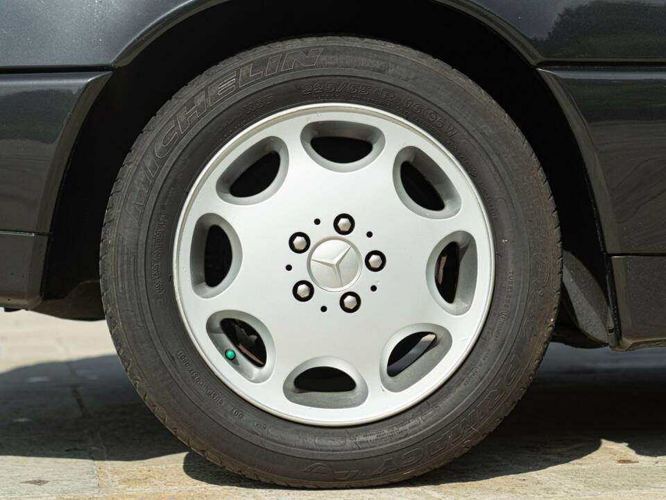 Image 23/50 of Mercedes-Benz 300 SL (1990)